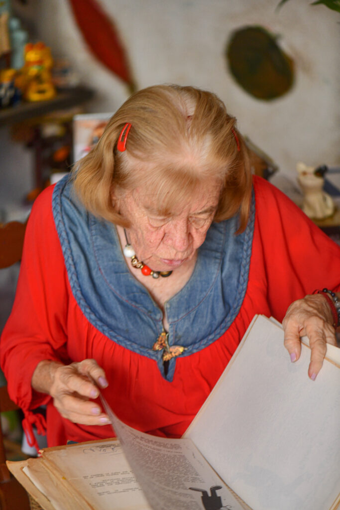 María Eugenia Rodríguez revisando archivos